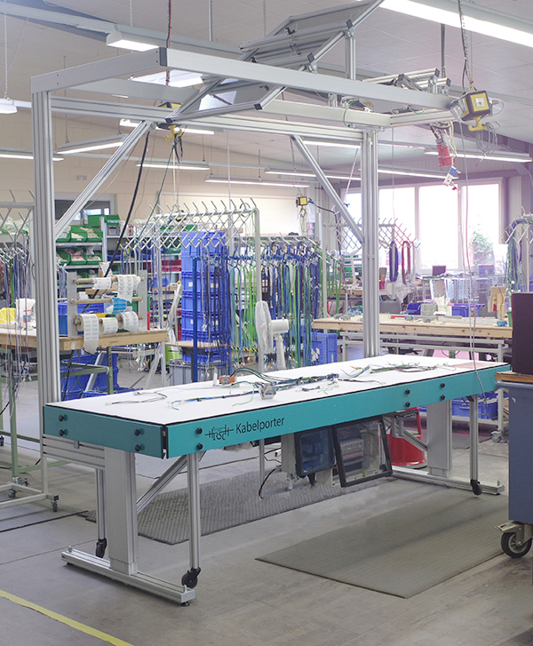 Kabelporter - Assembly table for wire harness production